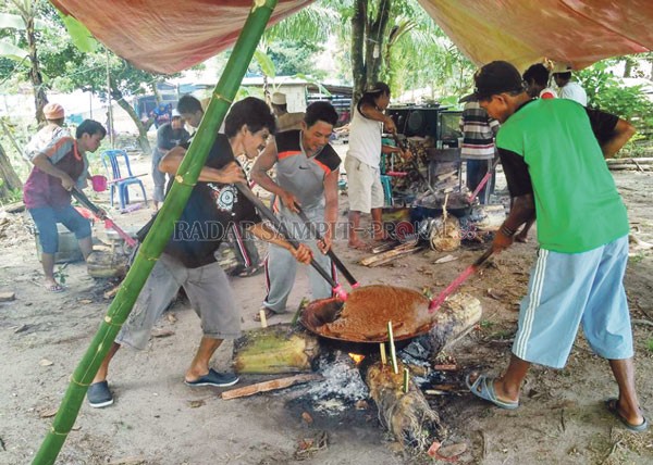 Melihat Tradisi Rewang dan Sinom di Desa Karang Sari