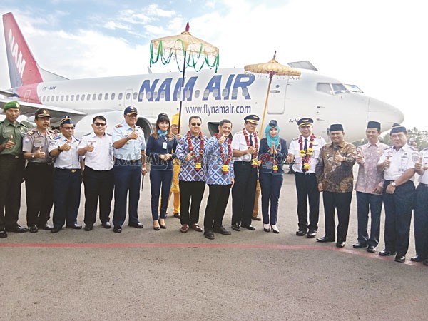 terbang-perdana-begini-sambutan-untuk-nam-air.jpg